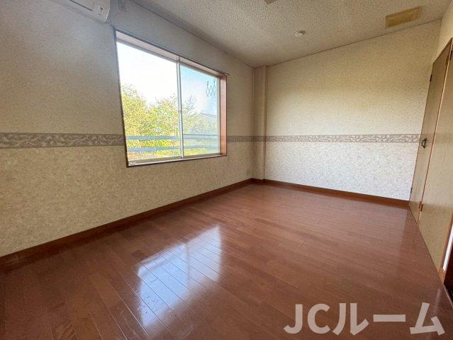 柏崎市大字安田のアパートの居間・リビング