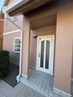 【玄関】 | 日の峰４丁目　中古戸建 | 庇があるので雨天時でも濡れずに済みます。