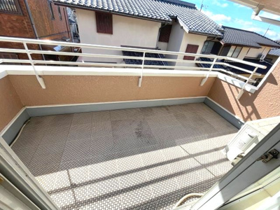 【バルコニー】 | 日の峰４丁目　中古戸建 | 南東向きバルコニー　奥行きがあるので洗濯物はもちろんお布団も干せます。