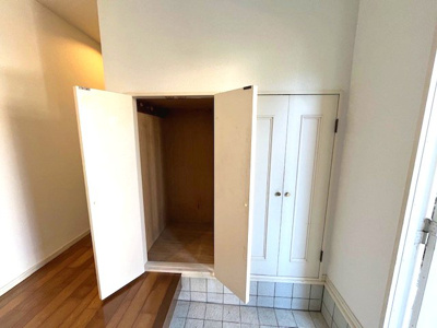 【玄関】 | 日の峰４丁目　中古戸建 | 階段下の大型収納