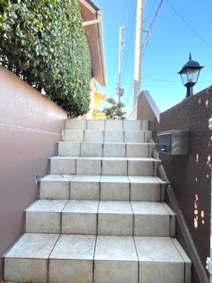 【エントランス】 | 日の峰４丁目　中古戸建 | 外装きれいです。