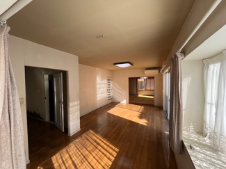 【居間・リビング】 | 日の峰４丁目　中古戸建 | LD約12.8帖