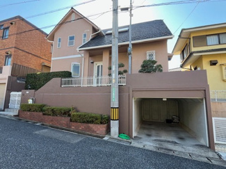 【駐車場】 | 日の峰４丁目　中古戸建 | 堀込車庫1台分ございます。風雨から大切なお車を守ってくれます。