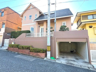 【駐車場】 | 日の峰４丁目　中古戸建 | 堀込車庫1台分ございます。風雨から大切なお車を守ってくれます。