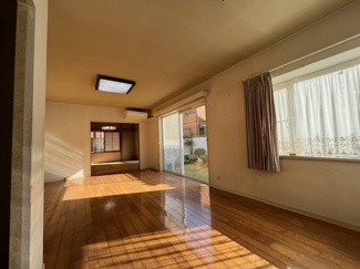 【居間・リビング】 | 日の峰４丁目　中古戸建 | 南向きで陽当り・通風良好です。