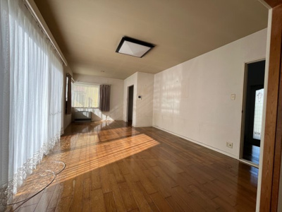 【居間・リビング】 | 日の峰４丁目　中古戸建 | 南向きで陽当り・通風良好です。