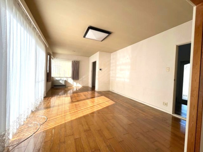 【居間・リビング】 | 日の峰４丁目　中古戸建 | 南向きで陽当り・通風良好です。