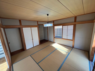 【和室】 | 日の峰４丁目　中古戸建 | 和室約8.0帖　リビングとの続き間になっているのでより広くお使いいただけます。