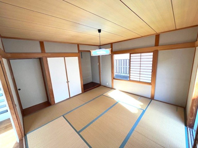 【和室】 | 日の峰４丁目　中古戸建 | 和室約8.0帖　リビングとの続き間になっているのでより広くお使いいただけます。