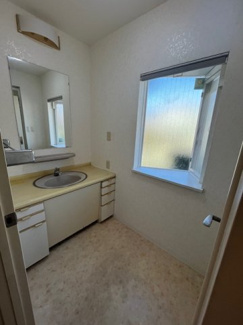 【独立洗面台】 | 日の峰４丁目　中古戸建 | 広い洗面スペースなので複数人で使っても大丈夫です。