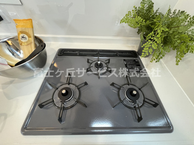 【キッチン】 | 島田市松葉町 新築一戸建て | 3口ガスコンロ