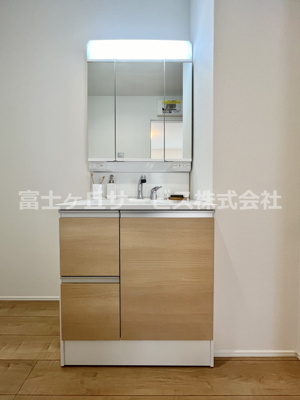 【独立洗面台】 | 島田市松葉町 新築一戸建て | 独立洗面台、小物を置くことができて便利です