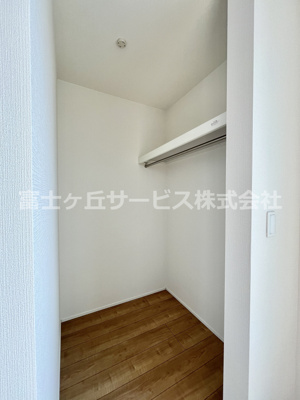 【収納】 | 島田市松葉町 新築一戸建て | 主寝室のウォークインクローゼット