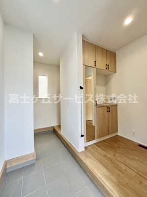 【玄関】 | 島田市松葉町 新築一戸建て | 土間の広い便利な玄関