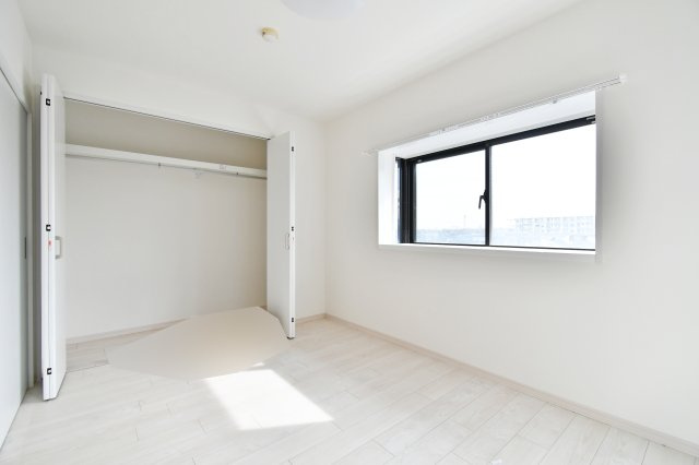 ライオンズマンション大宮吉野原の洋室|寝室や書斎に、使い分けしやすい個室。壁床含む内装リフォーム済(2025年12月)で手入れがしやすく、長く使える一室です。内覧で収納・採光・動線を確認ください。