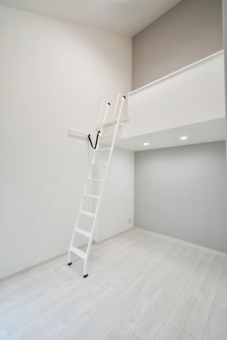 ライオンズマンション大宮吉野原の洋室|子ども部屋にも、個室を確保しやすい。4LDKで個室を確保しやすく、全居室フローリングで掃除もしやすい住まいです。内覧で収納・採光・動線を確認ください。
