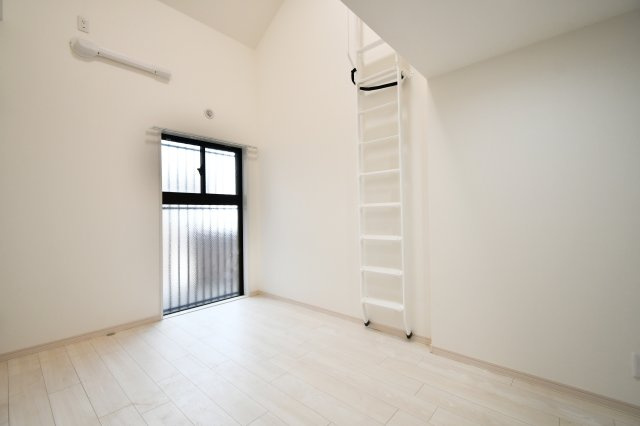 ライオンズマンション大宮吉野原の洋室|別角度、住み替え後の暮らしを具体化。内装リフォーム済(2025年12月)で住み替え後の手直しを減らしやすく、引越しスケジュールを組みやすい。内覧で収納・採光・動線を確認ください。
