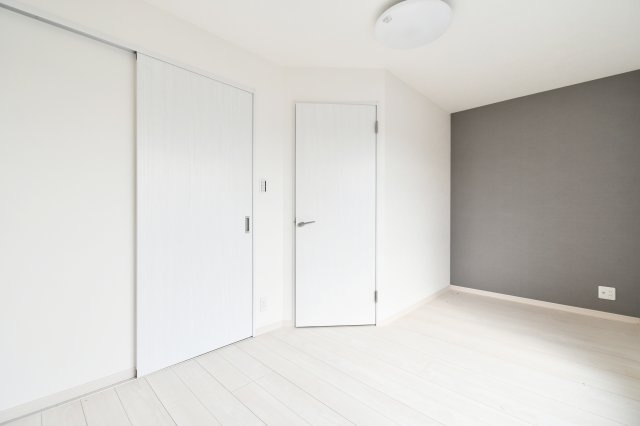ライオンズマンション大宮吉野原の洋室|ゆとり100㎡超の広さを体感。窓位置や採光は現地で要確認ですが、専有100.17㎡のゆとりが各室に反映。家具レイアウトの自由度も広がります。内覧で収納・採光・動線を確認ください。