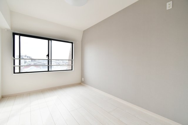ライオンズマンション大宮吉野原の洋室|多目的、趣味や在宅ワークにも使える部屋。ゲストルームや趣味室、在宅ワークにも。メゾネット4LDKだからできる『使い分け』が魅力。内覧で収納・採光・動線・質感を確認ください。