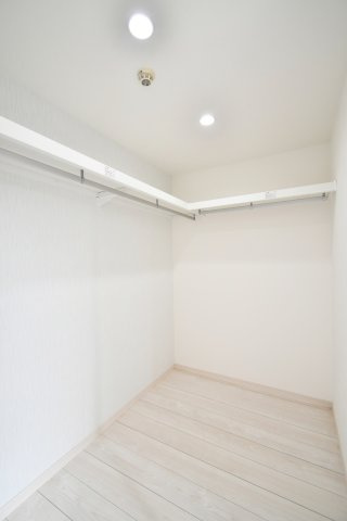 ライオンズマンション大宮吉野原の収納|ウォークインクローゼットで衣類をまとめて収納、季節替えもラクに。ハンガー収納で探し物が減り、居室を広く使えます。棚・枕棚の奥行き、照明・換気、扉の開閉と動線、湿気対策は現地で要確認。