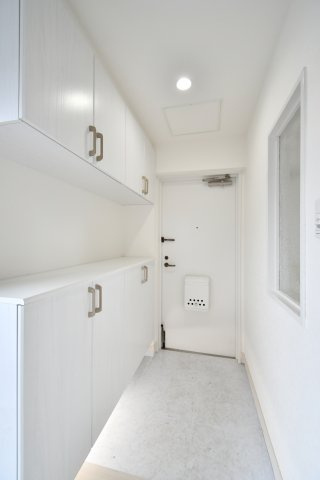 ライオンズマンション大宮吉野原の玄関|第一印象を決める玄関、出入りしやすい入口。メゾネットで生活空間を上下に分けやすく、来客動線と家族動線を整えやすい設計です。内覧で収納・採光・動線・質感を確認ください。