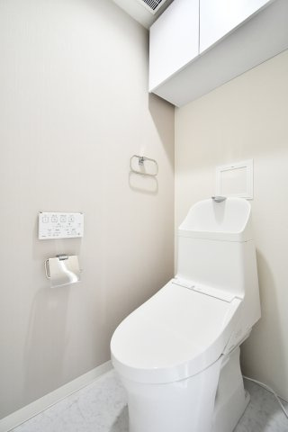 ライオンズマンション大宮吉野原のトイレ|水回り交換済、清潔感を保ちやすいトイレ空間。温水洗浄便座付き、毎日使う場所だからこそ快適性をしっかり確保。写真で暮らしを想像し、ご家族で内覧し収納・採光・動線・設備の使い勝手を確認ください。