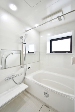 ライオンズマンション大宮吉野原の浴室|リフォーム済の浴室、乾燥機付きで洗濯も安心。浴室乾燥機付きで雨の日の洗濯も計画的に、家事負担を軽くできます。写真で暮らしを想像し、ご家族で内覧し収納・採光・動線・設備の使い勝手を確認ください