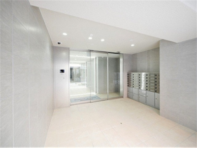 【エントランス】 | ブリリアントジュネス本町 | 落ち着いたエントランスです