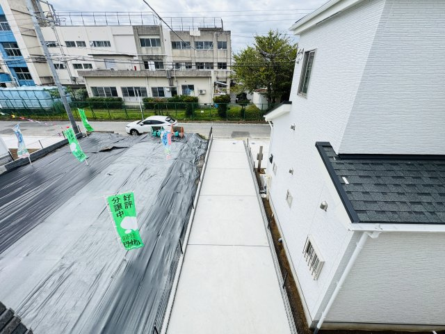 松戸市新松戸6丁目新築戸建【新松戸南小学校：2分】の展望|6帖洋室前バルコニーより道路側眺望