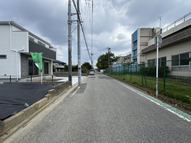 松戸市新松戸6丁目新築戸建【新松戸南小学校：2分】の前面道路含む現地写真|南側前面道路・幅員約6ｍ