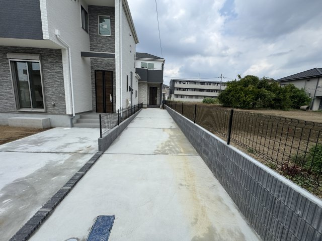 松戸市新松戸6丁目新築戸建【新松戸南小学校：2分】の駐車場|C号棟駐車スペース・縦列2台駐車可能