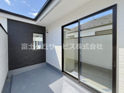 【バルコニー】 | 静岡市清水区御門台 未入居戸建 | 隣家が気にならない高さのある壁に囲まれています