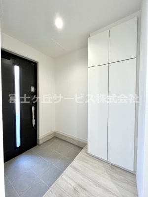 【玄関】 | 静岡市清水区御門台 未入居戸建 | シューズボックス付きの玄関です