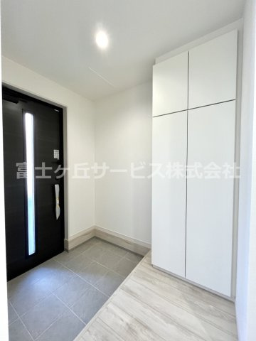 【玄関】 | 静岡市清水区御門台 未入居戸建 | シューズボックス付きの玄関です