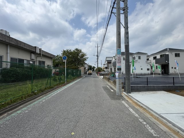 松戸市新松戸6丁目新築戸建【新松戸南小学校：2分】の前面道路含む現地写真|南側前面道路・幅員約6ｍ