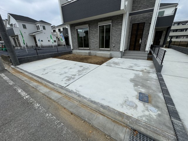 松戸市新松戸6丁目新築戸建【新松戸南小学校：2分】の駐車場|C号棟駐車スペース・並列2台駐車可