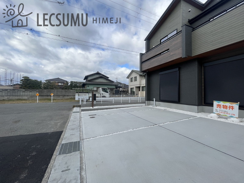 姫路市玉手2丁目/新築戸建の駐車場