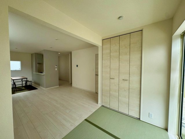 リーブルガーデン南城市佐敷新開 第３・限定１棟の和室|リビングに隣接するタタミコーナー３帖