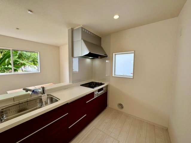 リーブルガーデン南城市佐敷新開 第３・限定１棟のキッチン|コミュニケーションの取りやすい対面式システムキッチン／換気窓＆床下収納