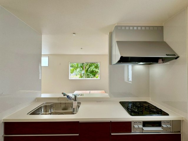 リーブルガーデン南城市佐敷新開 第３・限定１棟のキッチン|会話の弾む対面式のシステムキッチン／ダイニングの眺め