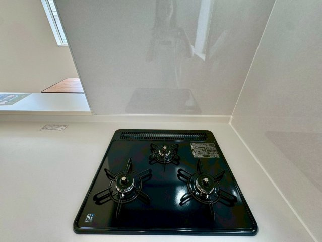 リーブルガーデン南城市佐敷新開 第３・限定１棟のキッチン|ガスコンロ３口