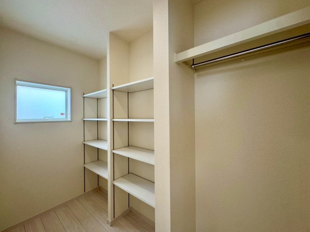 リーブルガーデン南城市佐敷新開 第３・限定１棟の収納|可動式棚付きで大容量のファミリークローゼット／窓付き