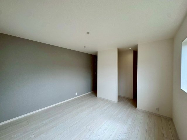 リーブルガーデン南城市佐敷新開 第３・限定１棟の洋室|二面採光の２階広々主寝室９帖＋ウォークインクローゼット