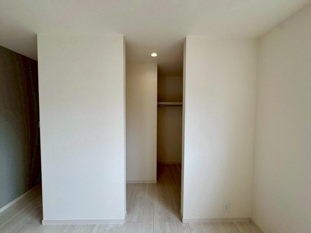 リーブルガーデン南城市佐敷新開 第３・限定１棟の洋室|二面採光の２階広々主寝室９帖に設置されたウォークインクローゼット