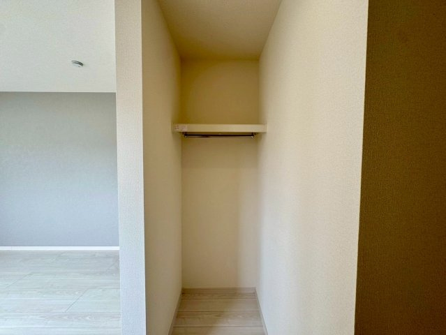 リーブルガーデン南城市佐敷新開 第３・限定１棟の収納|２階広々主寝室９帖に設置された、季節物の入れ替えが楽々なWIC