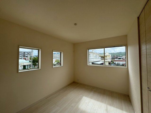 リーブルガーデン南城市佐敷新開 第３・限定１棟の洋室|二面採光の２階洋室６帖