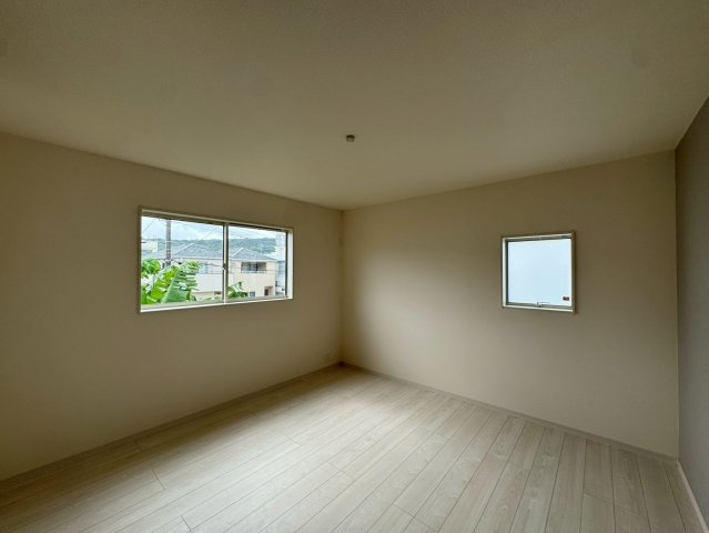 リーブルガーデン南城市佐敷新開 第３・限定１棟の洋室|二面採光の２階洋室６帖