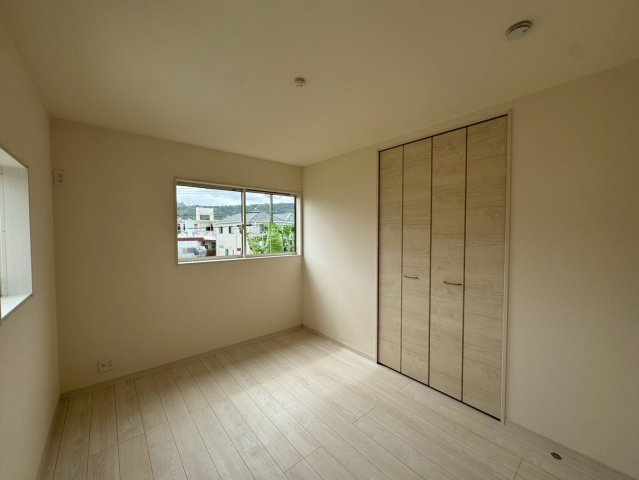 リーブルガーデン南城市佐敷新開 第３・限定１棟の洋室|二面採光の２階洋室６帖・クローゼット収納付き