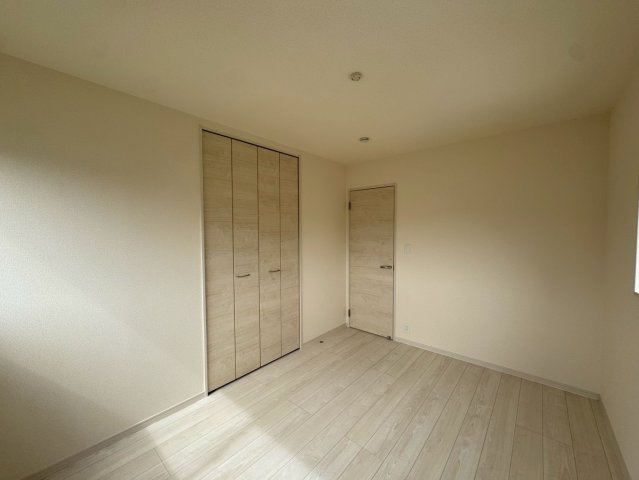 リーブルガーデン南城市佐敷新開 第３・限定１棟の洋室|２階洋室６帖・クローゼット収納付き