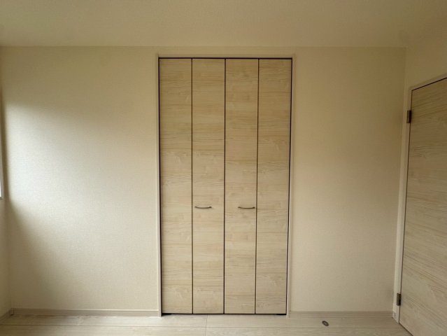 リーブルガーデン南城市佐敷新開 第３・限定１棟の洋室|２階洋室６帖・クローゼット収納付き